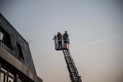 Stuttgart-Muehlhausen: Brand auf Balkon breitet sich auf Dachstuhl aus - 2 Personen gerettet